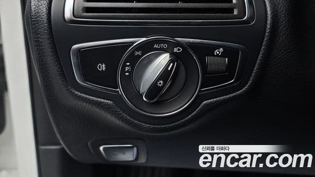 Mercedes-Benz C-Class 2019 — ფოტო 1/20