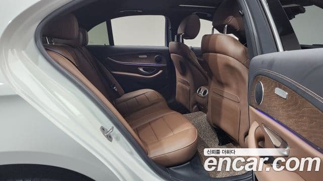 Mercedes-Benz E-Class 2023 — Фото 12/20