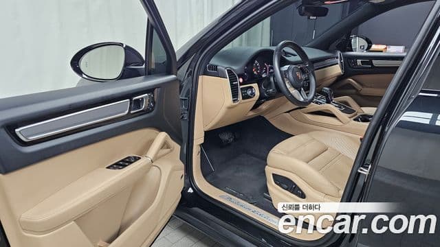 Porsche Cayenne 2022 — Photo 7/20