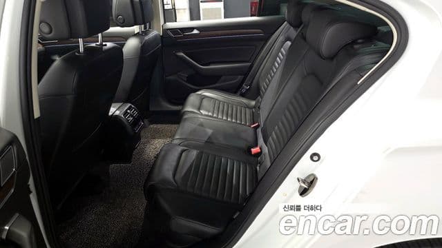 Volkswagen Passat GT 2018 — Şəkil 12/20