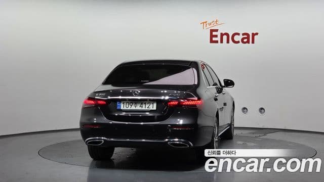 Mercedes-Benz E-Class 2022 — Photo 16/35
