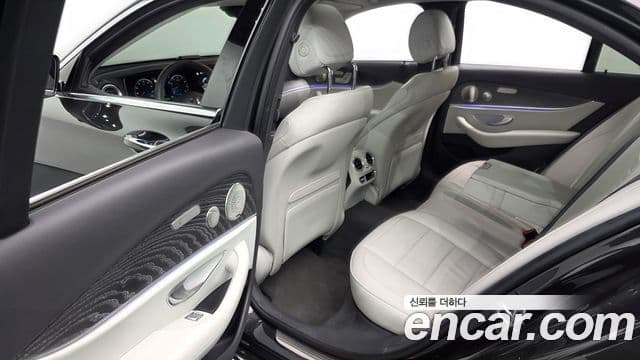 Mercedes-Benz E-Class 2022 — Photo 3/35