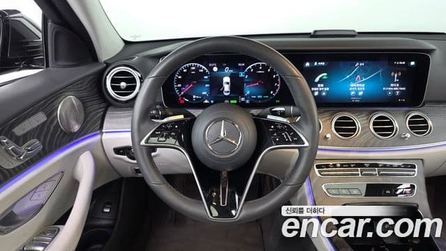 Mercedes-Benz E-Class 2022 — Photo 33/35