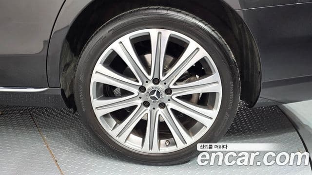 Mercedes-Benz E-Class 2022 — Photo 6/35