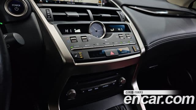 Lexus NX300h 2018 — Şəkil 18/20