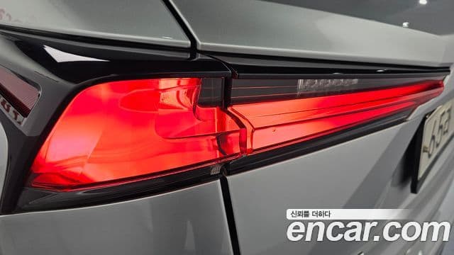 Lexus NX300h 2018 — Photo 12/31