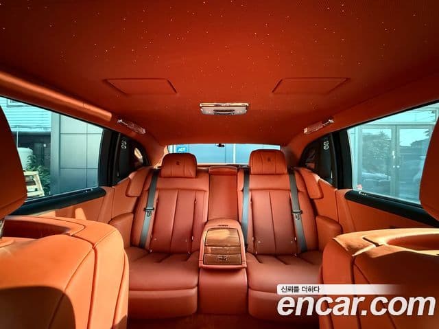 Rolls-Royce Phantom 2023 — Фото 14/20