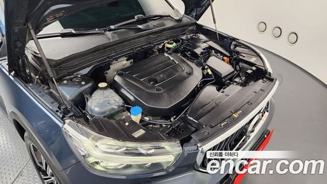 Volvo XC40 2021 — ფოტო 6/20
