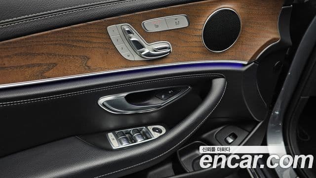 Mercedes-Benz E-Class 2019 — ფოტო 17/20
