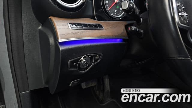 Mercedes-Benz E-Class 2019 — ფოტო 18/20