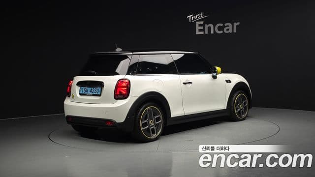 Mini Cooper Electric 2023 — ფოტო 4/38