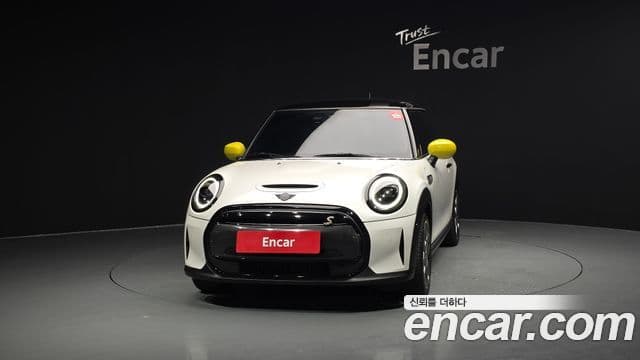 Mini Cooper Electric 2023 — ფოტო 16/38