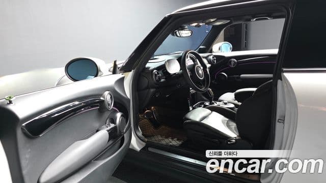 Mini Cooper Electric 2023 — ფოტო 30/38