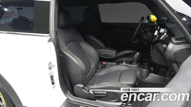 Mini Cooper Electric 2023 — ფოტო 35/38