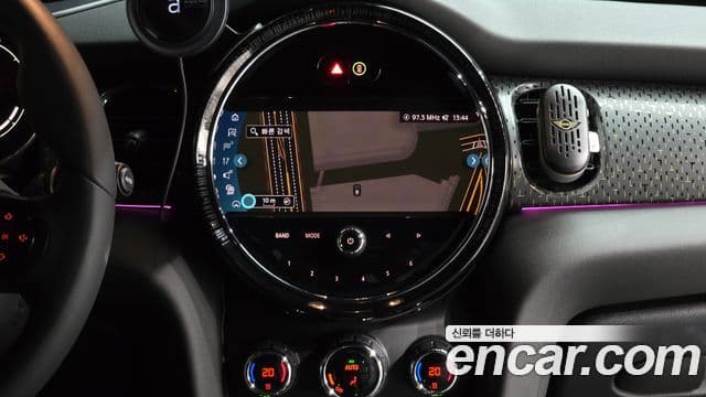 Mini Cooper Electric 2023 — ფოტო 23/38