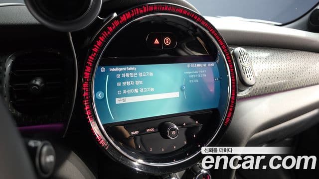 Mini Cooper Electric 2023 — ფოტო 36/38