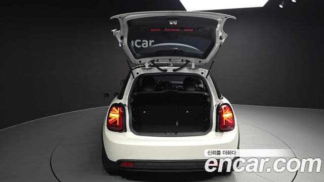 Mini Cooper Electric 2023 — ფოტო 26/38
