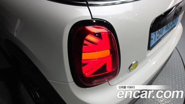 Mini Cooper Electric 2023 — ფოტო 33/38