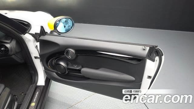Mini Cooper Electric 2023 — ფოტო 17/38