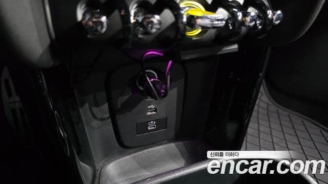Mini Cooper Electric 2023 — ფოტო 28/38