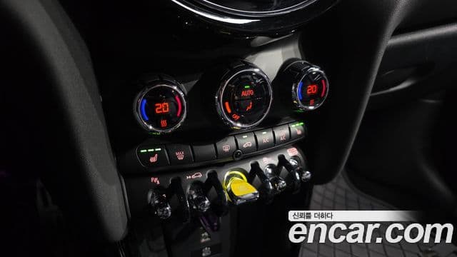 Mini Cooper Electric 2023 — ფოტო 29/38