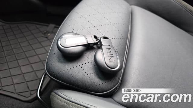 Mini Cooper Electric 2023 — ფოტო 15/38