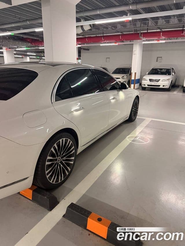 Mercedes-Benz S-Class 2023 — Photo 8/13