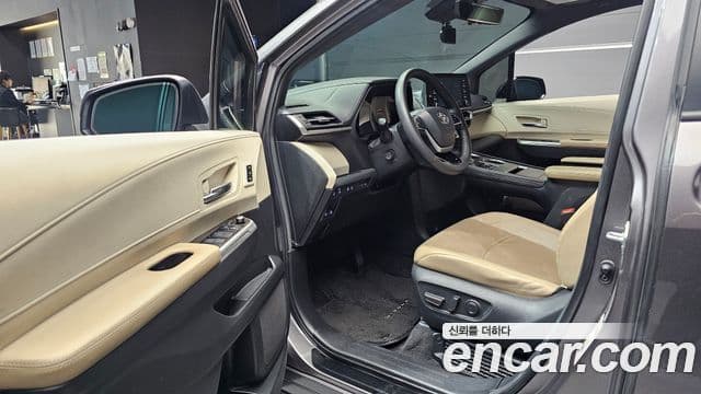Toyota Sienna 2023 — ფოტო 10/20