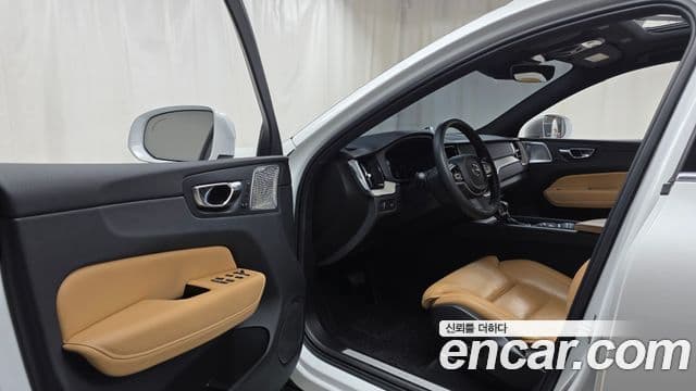 Volvo XC60 2020 — ფოტო 10/20