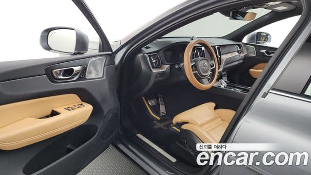 Volvo XC60 2021 — фото 10 из 20