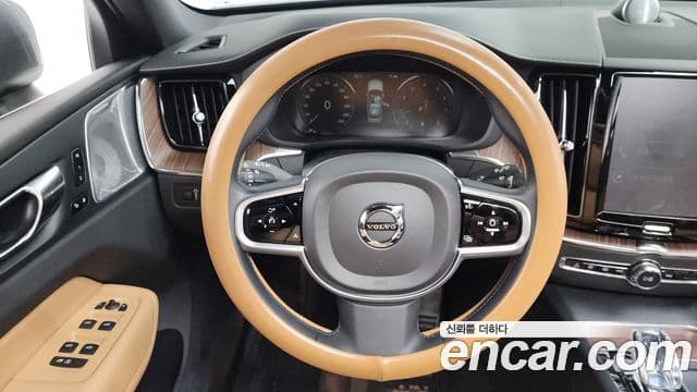 Volvo XC60 2021 — ფოტო 13/20