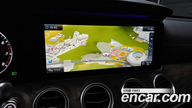 Mercedes-Benz E-Class 2020 — ფოტო 14/20