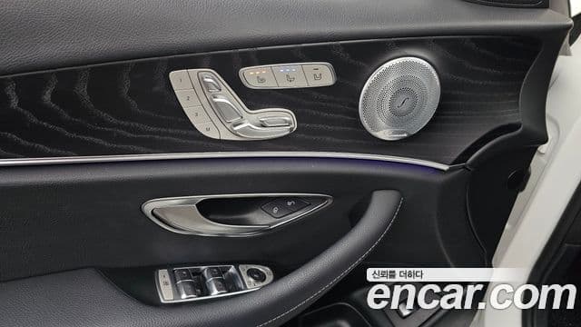 Mercedes-Benz E-Class 2020 — ფოტო 19/20