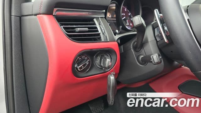 Porsche Macan 2024 — Photo 27/32