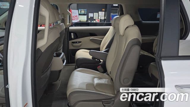Kia Carnival 2023 — ფოტო 7/30