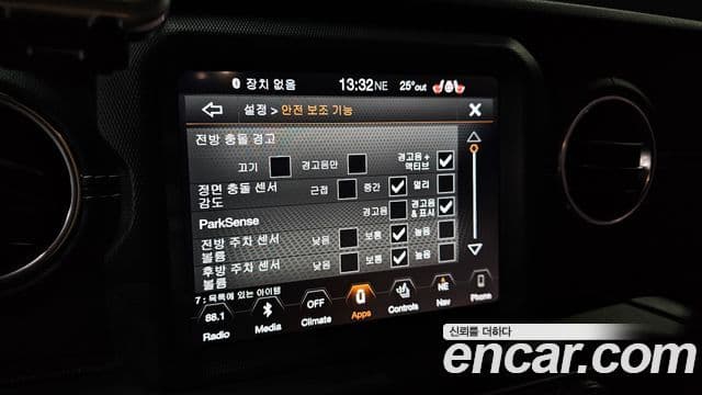 Jeep Wrangler 2019 — ფოტო 17/20