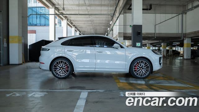 Porsche Cayenne 2025 — Фото 1/18