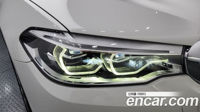 BMW 5 Series 2018 — Photo 19/33