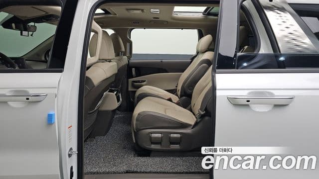 Kia Carnival 2023 — ფოტო 11/20