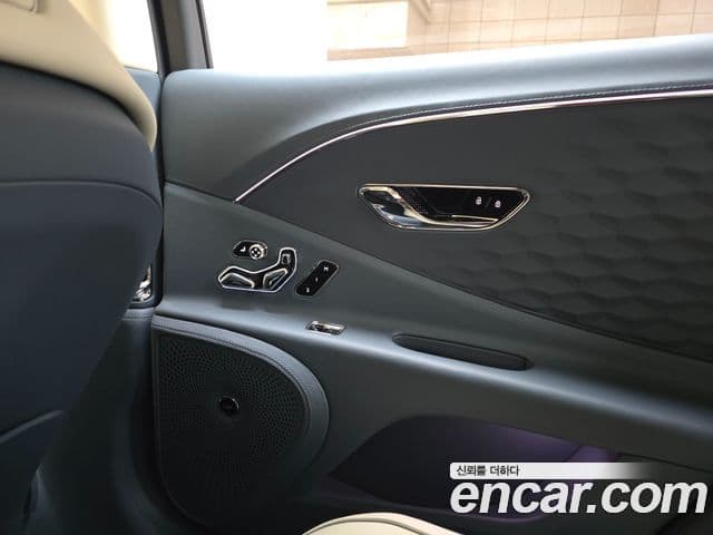 Bentley Flying Spur 2025 — Photo 9/20