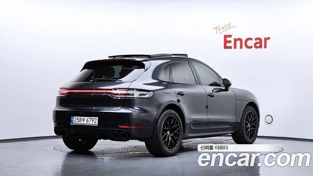 Porsche Macan 2021 — ფოტო 2/20