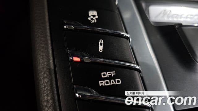 Porsche Macan 2021 — ფოტო 17/20