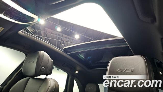 Porsche Macan 2021 — ფოტო 19/20