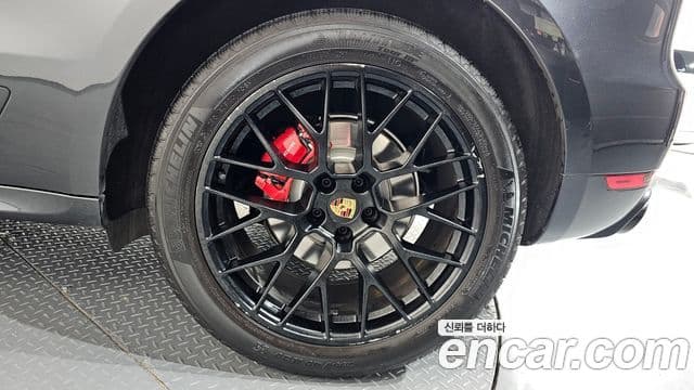 Porsche Macan 2021 — Photo 2/38