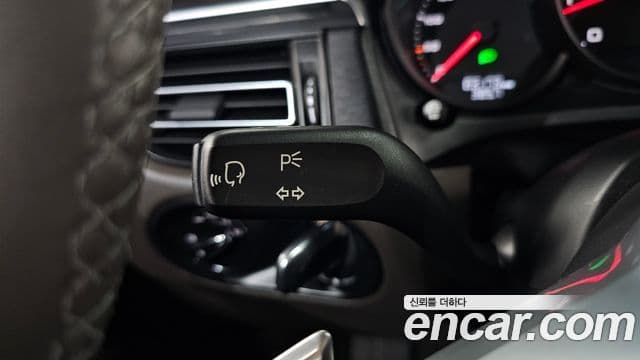 Porsche Macan 2021 — Photo 14/38