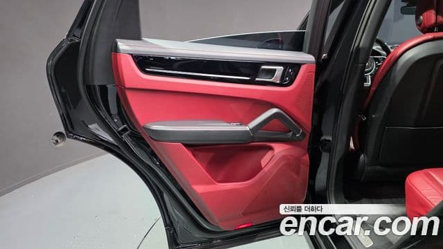 Porsche Cayenne 2020 — Photo 27/34
