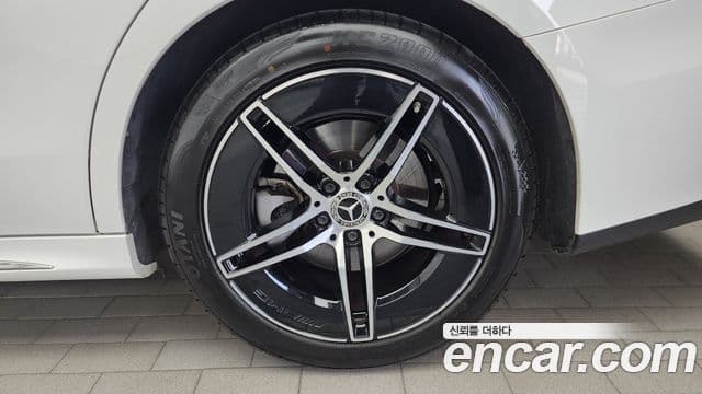 Mercedes-Benz E-Class 2024 — Photo 8/32