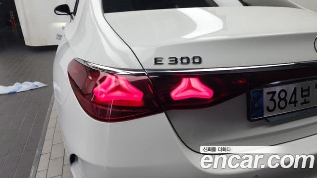 Mercedes-Benz E-Class 2024 — Photo 22/32