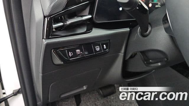 Kia Niro 2023 — ფოტო 18/20
