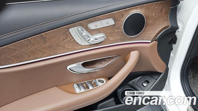 Mercedes-Benz E-Class 2023 — ფოტო 20/20